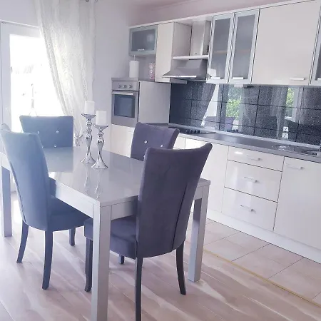 Apartman Milena 7 *
