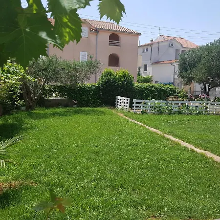 Guest house Apartman Milena 7 *